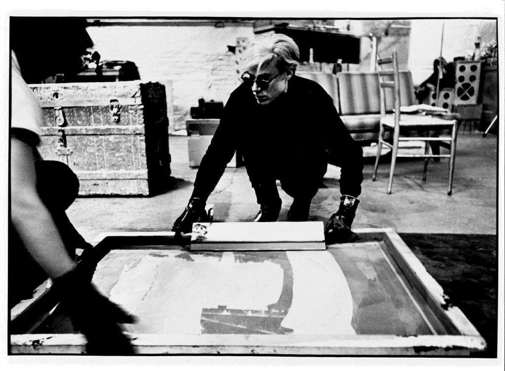 Andy Warhol, Silk Screening, 1964 © Photo by Ugo Mulas; Archiv der Avantgarden, Staatliche Kunstsammlungen Dresden